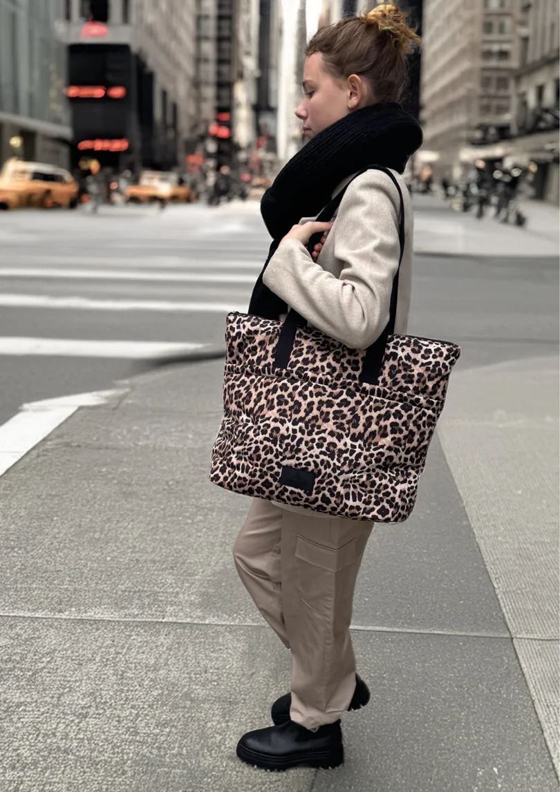 PerryMBG Shopper taske med leopard prints. Sort og beige. Recycled polyester. Markberg