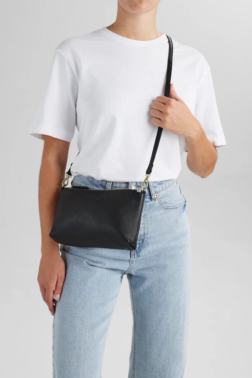 MikalaMBG Crossbody taske. Sort og guld. Læder. Markberg