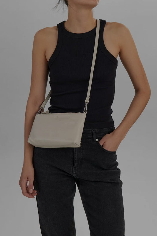 MikalaMBG Crossbody taske. Hvid sand. Læder. Markberg