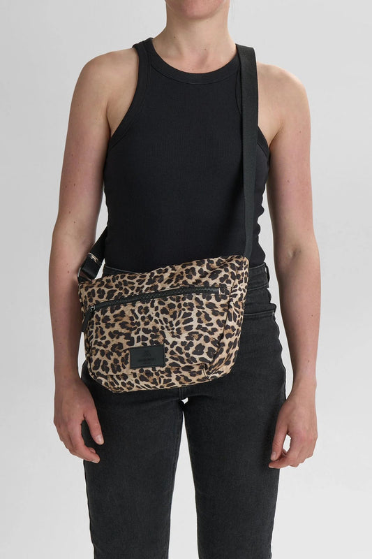 MonoMBG Crossbody taske. Leopard print. Recycled polyester. Markberg