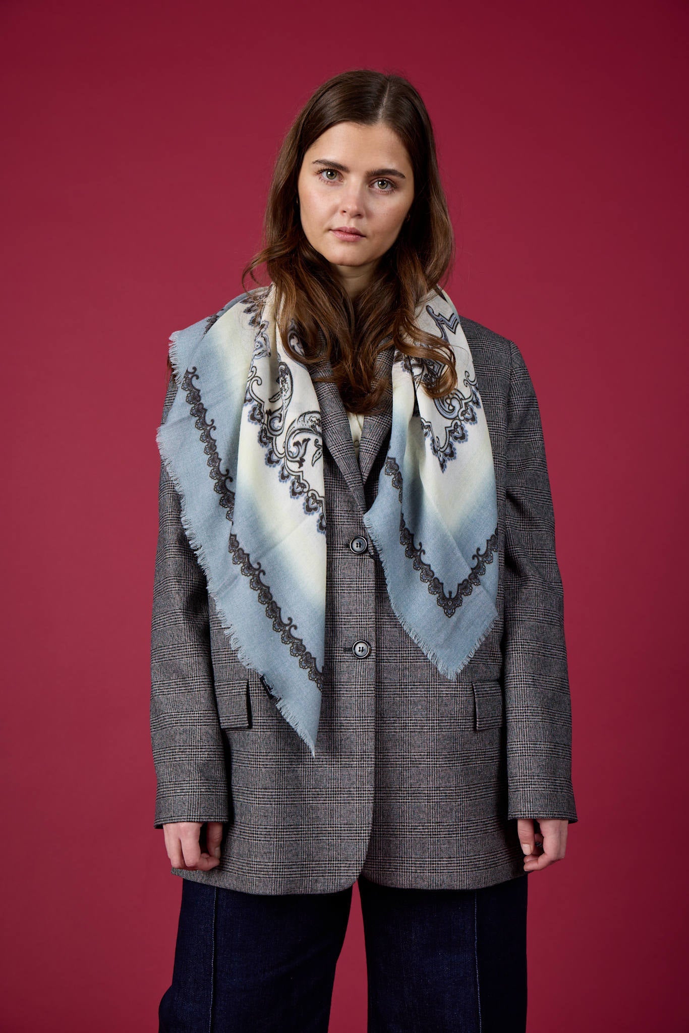 Royal Paisley tørklæde med rå ender. Unisex. 100% uld. Lyseblå. Bella Ballou