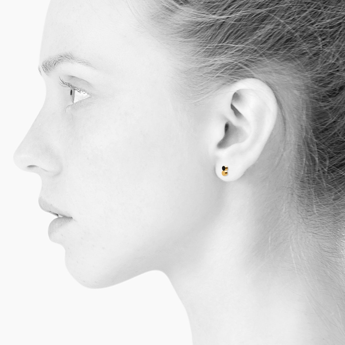 Sign Dotty nano earrings for him and her. Black and gold. Gold-plated sterling silver. Scherning Copenhagen