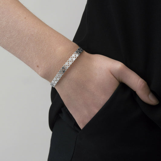 Theia Mini Dot Manschettenarmband. Versilbert. Dänisches Kopenhagen