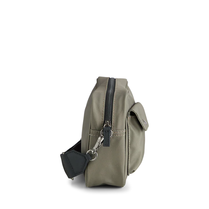 Sac bandoulière imperméable DarlaMBG. Taille M. Vert olive. 100 % polyester recyclé. Markberg