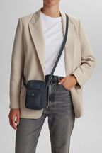 DarlaMBG mobiltaske. Navy blå monokrom. Unisex. Vandafvisende. Markberg