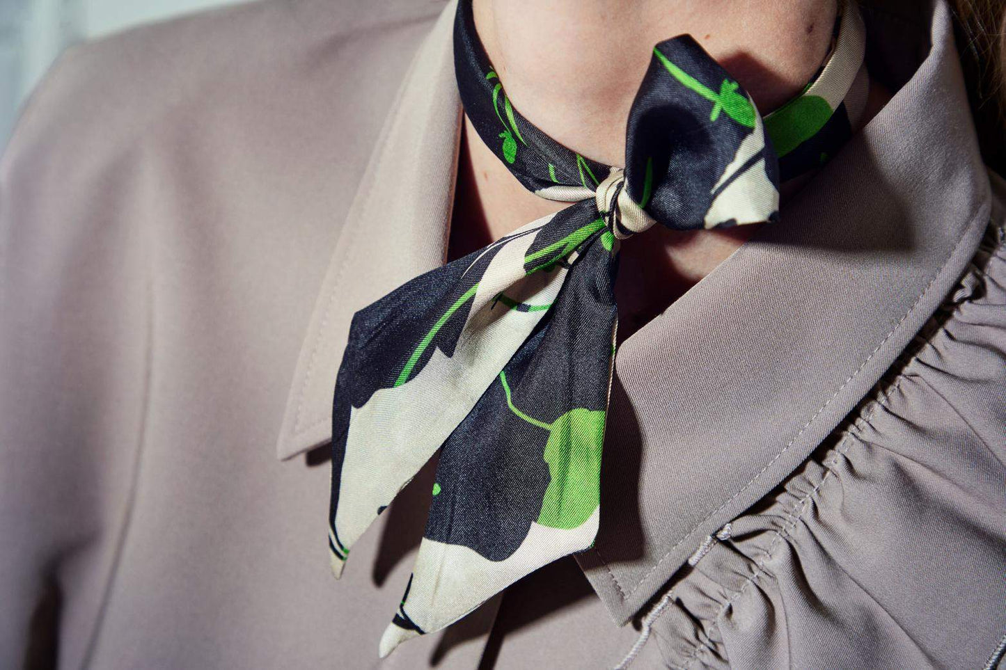 Monokrome Twilly smalt tørklæde. 100% silke. Creme, sort, grøn. Bella Ballou