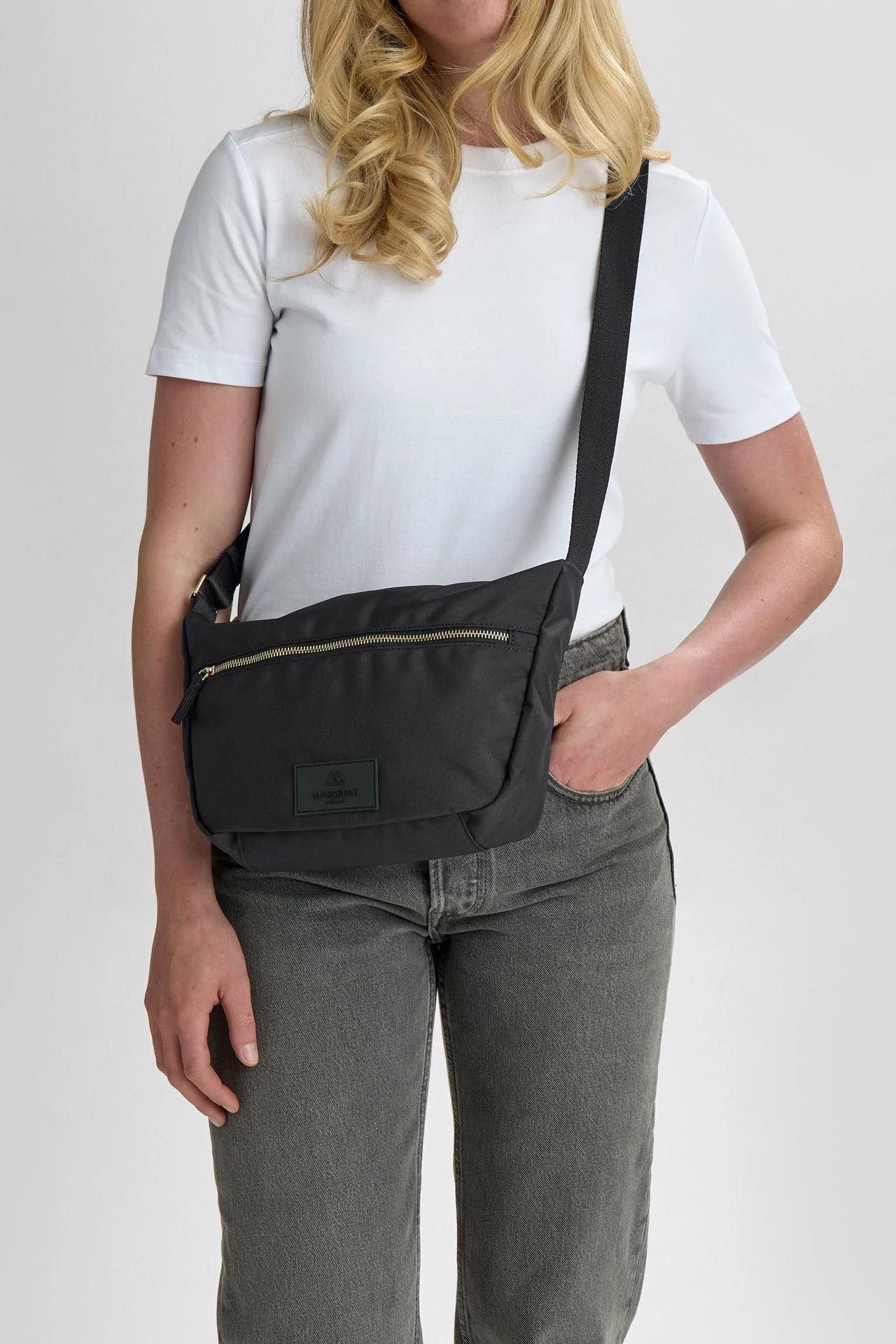 MonoMBG crossbody taske. Unisex Sort m/guld. Recycled polyester. Markberg