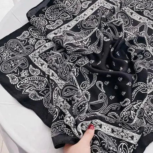 Nicole Fantasy Schal mit Bandana-Prints. Unisex. Schwarz und Weiß. Dänisches Kopenhagen