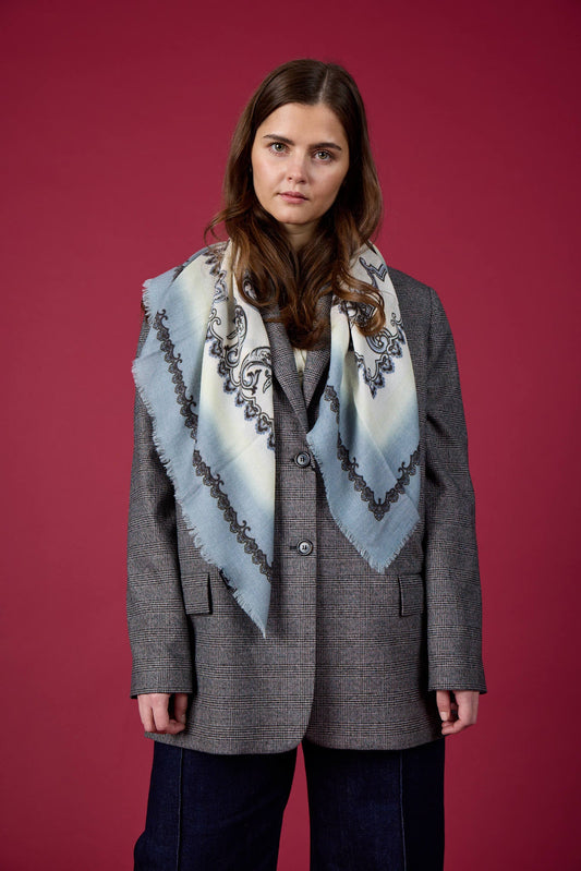 Schal mit Royal-Paisley-Muster und offenen Kanten. Unisex. 100 % Wolle. Hellblau. Bella Ballou