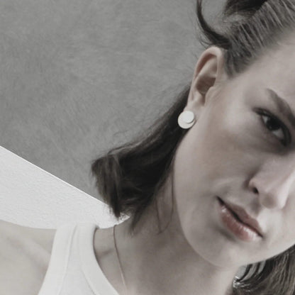 Theia 2-Ton-Ohrstecker. Silber und Gold. Dänisches Kopenhagen