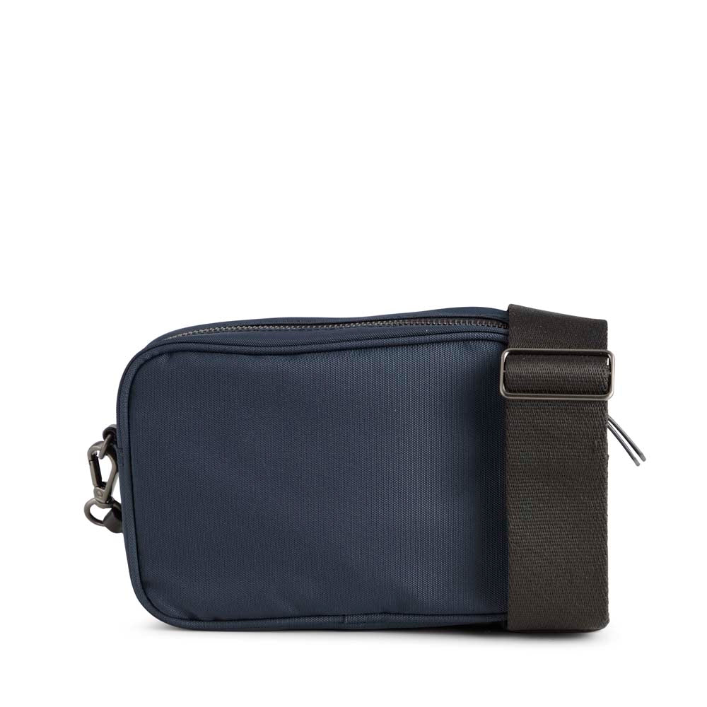 EleaMBG crossbodytaske. Navy blå 100% recycled polyester. Markberg
