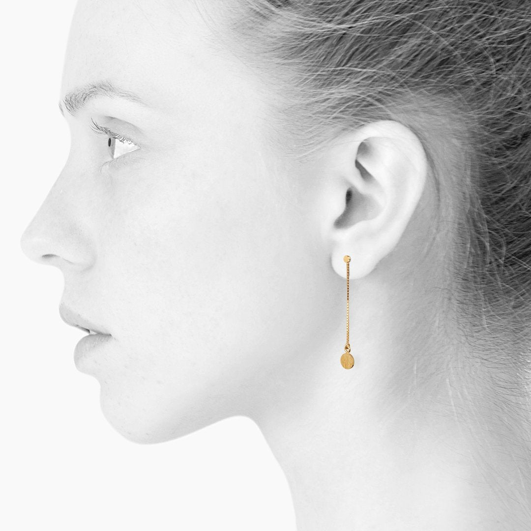 Spot earrings with chain pendant. Gold plated. Scherning Copenhagen