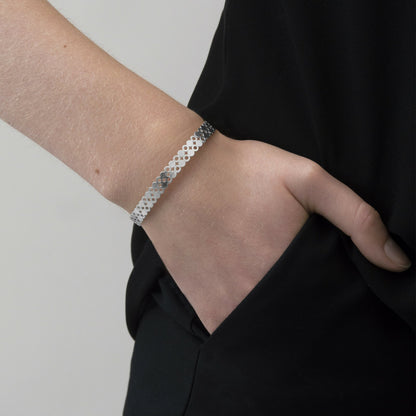 Theia Mini Dot Manschettenarmband. Versilbert. Dänisches Kopenhagen